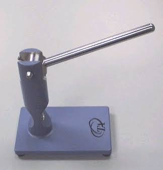 DSC sample press with internal pressing dies and pressing handle
